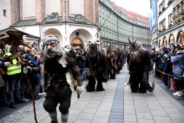Krampus Laeufer. Muenchen 14.12.2025 Augustiner Neuhauserstrasse Aufstellung und Beginn des Krampuslauf entlang des Muenchner Christkindlmarkts Foto Muenchen *** Krampus Laeufer Muenchen 14 12 2025 Augustiner Neuhauserstrasse Line-up and start of the Krampus run along the Munich Christkindlmarkt Photo Muenchen