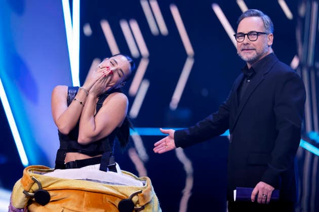 Moderatorin Amira Aly belegte als Figur Eggi Platz 4 - hier neben Moderator Matthias Opdenhövel - in der Prosieben-Show The Masked Singer in den MMC-Studios in Ossendorf. Köln, 13.12.2025 NRW Deutschland Copyright: xChristophxHardtx