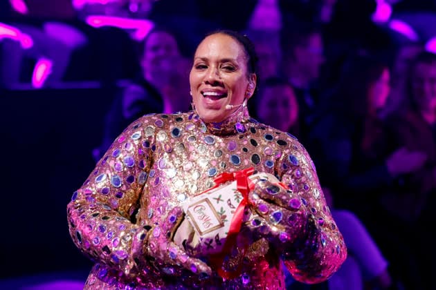 Model Barbara Becker als Figur Smiley in der Prosieben-Show The Masked Singer in den MMC-Studios in Ossendorf. Köln, 13.12.2025 NRW Deutschland Copyright: xChristophxHardtx