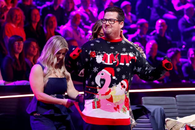 Komiker Chris Tall kriegt einen Weihnachtspulli angelegt von Moderatorin Verona Pooth und Sängerin Beatrice Egli in der Prosieben-Show The Masked Singer in den MMC-Studios in Ossendorf. Köln, 13.12.2025 NRW Deutschland Copyright: xChristophxHardtx