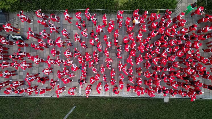 The 2025 Santa Run race in Mexico City MEXICO CITY, MEXICO - DECEMBER 14: An aerial view of the area as people dressed in Santa Claus costumes participate in the Santa Run race, at La Mexicana Park, in Mexico City, Mexico on December 14, 2025. Hundreds of people dressed as Santa Claus, some accompanied by their dogs, gathered at La Mexicana Park for the annual 5 km and 10 km Santa Run races. Daniel Cardenas Anadolu Mexico City Mexico. Editorial use only. Please get in touch for any other usage.  Copyright: x2025xAnadoluxDanielxCardenasx
