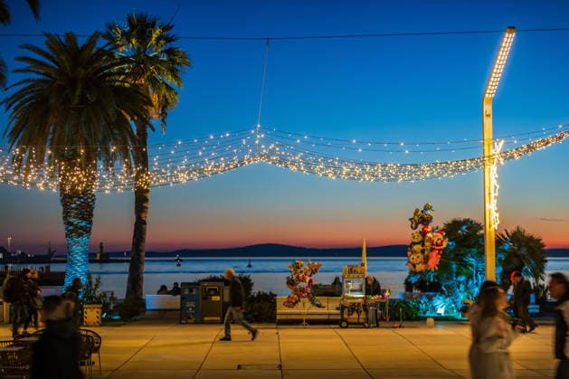 Advent atmosphere in downtown Split Advent atmosphere in downtown Split, Croatia on December 14, 2025. Split is wrapped in a warm Advent atmosphere during the holiday season. The city™s historic streets and squares are beautifully decorated with festive ornaments and sparkling lights, creating a magical setting  ZvonimirxBarisin PIXSELL