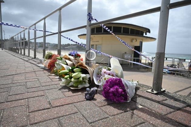 BONDI BEACH SHOOTING, Flowers at the site where two gunmen opened fire at Bondi Beach in Sydney, Monday, December 15, 2025. Australia is in mourning after gunmen opened fire on Bondi Beach, killing 15 people in an attack designed to target the Jewish community. ( NO ARCHIVING SYDNEY NEW SOUTH WALES Australia  Copyright: xDEANxLEWINSx 20251215177111894442