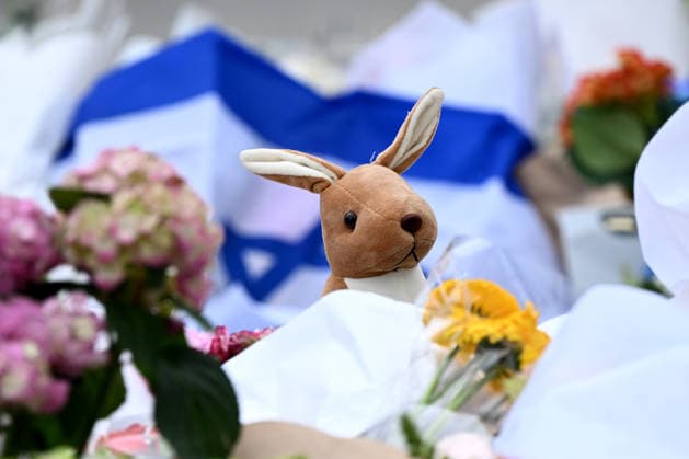 BONDI BEACH SHOOTING, A toy kangaroo is placed at a memorial at Bondi Beach in Sydney, Monday, December 15, 2025. Australia is in mourning after gunmen opened fire on Bondi Beach, killing 15 people in an attack designed to target the Jewish community. ( NO ARCHIVING SYDNEY NEW SOUTH WALES AUSTRALIA  Copyright: xBIANCAxDExMARCHIx 20251215134702865594
