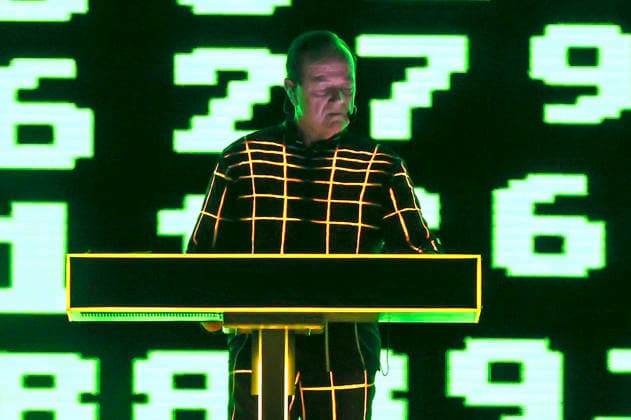 Ralf Hütter von Kraftwerk live bei einem Konzert ihrer Multimedia Tour in der Mitsubishi Electric Halle. Duesseldorf, 14.12.2025