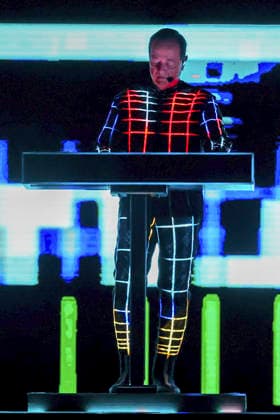 Ralf Hütter von Kraftwerk live bei einem Konzert ihrer Multimedia Tour in der Mitsubishi Electric Halle. Duesseldorf, 14.12.2025