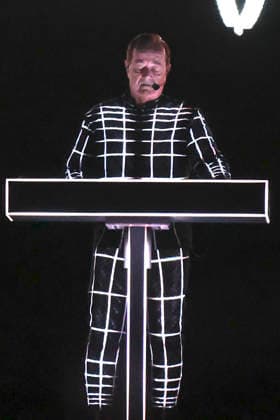 Ralf Hütter von Kraftwerk live bei einem Konzert ihrer Multimedia Tour in der Mitsubishi Electric Halle. Duesseldorf, 14.12.2025