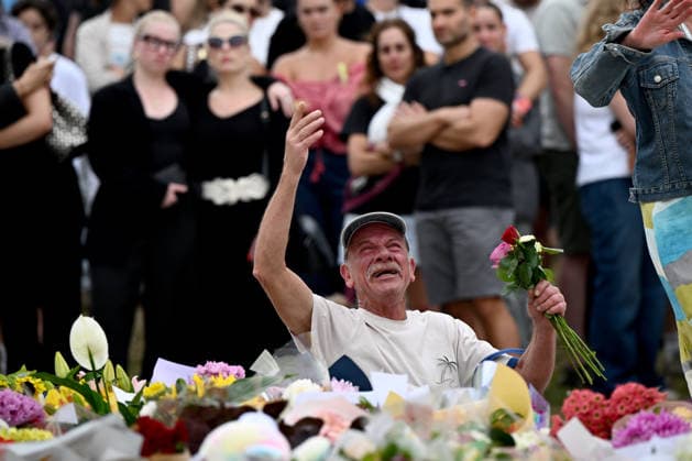 BONDI BEACH SHOOTING, Mourners place flowers at a memorial at Bondi Beach in Sydney, Sydney, Monday, December 15, 2025. Australia is in mourning after gunmen opened fire on Bondi Beach, killing 15 people in an attack designed to target the Jewish community. ( NO ARCHIVING SYDNEY NEW SOUTH WALES AUSTRALIA  Copyright: xBIANCAxDExMARCHIx 20251215176080216996