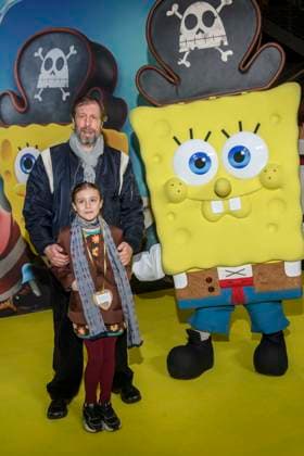 ABBberlin: Frida Korittke und Oliver Korittke Vater tochter zu Gast auf dem gelben Teppich bei der Deutschlandpremiere von SPONGEBOB SCHWAMMKOPF PIRATEN AHOI! im Kino in der Kulturbrauerei in am 14.12.2025 Berlin Deutschland