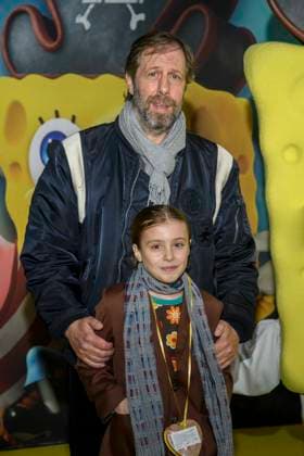 ABBberlin: Frida Korittke und Oliver Korittke Vater tochter zu Gast auf dem gelben Teppich bei der Deutschlandpremiere von SPONGEBOB SCHWAMMKOPF PIRATEN AHOI! im Kino in der Kulturbrauerei in am 14.12.2025 Berlin Deutschland