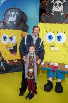 ABBberlin: Frida Korittke und Oliver Korittke Vater tochter zu Gast auf dem gelben Teppich bei der Deutschlandpremiere von SPONGEBOB SCHWAMMKOPF PIRATEN AHOI! im Kino in der Kulturbrauerei in am 14.12.2025 Berlin Deutschland