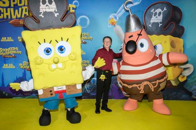 ABBberlin: Santiago Ziesmer Deutsche Synchronstimme zu Gast auf dem gelben Teppich bei der Deutschlandpremiere von SPONGEBOB SCHWAMMKOPF PIRATEN AHOI! im Kino in der Kulturbrauerei in am 14.12.2025 Berlin Deutschland