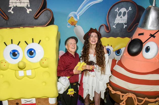 ABBberlin: Santiago Ziesmer und Klaudia Giez zu Gast auf dem gelben Teppich bei der Deutschlandpremiere von SPONGEBOB SCHWAMMKOPF PIRATEN AHOI! im Kino in der Kulturbrauerei in am 14.12.2025 Berlin Deutschland