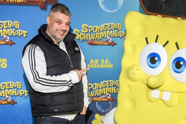 ABBberlin: Imad Mardnli zu Gast auf dem gelben Teppich bei der Deutschlandpremiere von SPONGEBOB SCHWAMMKOPF PIRATEN AHOI! im Kino in der Kulturbrauerei in am 14.12.2025 Berlin Deutschland