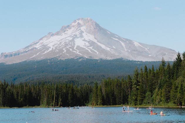 Summer paddle boarders on Trillium Lake in front of Mt. Hood, Oregon Government Camp, Oregon, United States CR_VCOZ251214B-1890635-01