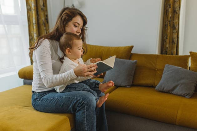 Woman reading a book with a toddler at home Varna, Varna, Bulgaria R_PUZV251214-1907365-01 ,model released, Symbolfoto