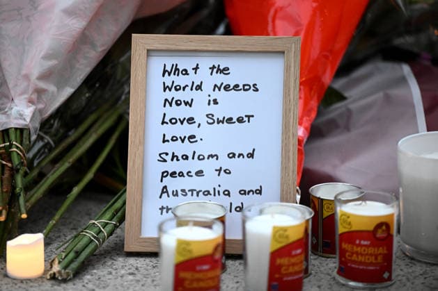 BONDI BEACH SHOOTING, Tributes at a memorial in Bondi Beach in Sydney, Sydney, Monday, December 15, 2025. Australia is in mourning after gunmen opened fire on Bondi Beach, killing 15 people in an attack designed to target the Jewish community. ( NO ARCHIVING SYDNEY NEW SOUTH WALES AUSTRALIA  Copyright: xBIANCAxDExMARCHIx 20251215161059500301