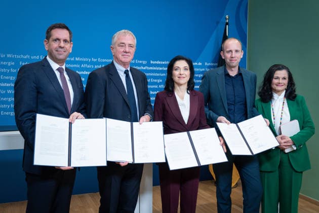 Unterzeichnung der Absichtserklaerung zwischen der MSC und der Meyer Werft im BMWE in Berlin Pierfrancesco Vago Vorstandsvorsitzender (Executive Chairman) gemeinsam mit Olaf Lies, Ministerpraesident des Landes Niedersachsen, Katherina Reiche, Bundesministerin fuer Wirtschaft und Energie und Dennis Rohde, MdB, Parlamentarischer Staatssekretaer beim Bundesminister der Finanzen Unterstuetzung des Ministers, insbesondere in Angelegenheiten des Bundeshaushalts und Gitta Connemann bei Unterzeichnung der Absichtserklaerung zwischen MSC und der Meyer Werft im Bundeswirtschaftsministerium in Berlin , Berlin , 15.12.2025 Berlin Berlin Deutschland *** Signing of the Memorandum of Understanding between MSC and Meyer Werft at the BMWE in Berlin Pierfr