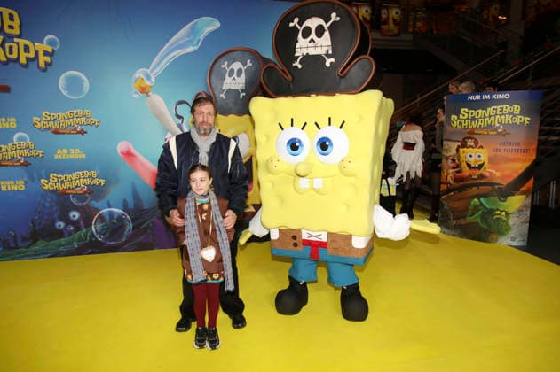 Oliver Korittke mit Tochter Frida bei der Premiere des Kinofilms SpongeBob Schwammkopf: Piraten Ahoi! im Kino in der KulturBrauerei. Berlin, 14.12.2025