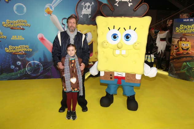 Oliver Korittke mit Tochter Frida bei der Premiere des Kinofilms SpongeBob Schwammkopf: Piraten Ahoi! im Kino in der KulturBrauerei. Berlin, 14.12.2025