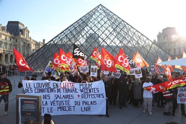 Employees of the Louvre Museum go on strike PARIS, FRANCE - DECEMBER 15: Museum staff stage a protest as workers voted to go on strike against increasingly deteriorating working conditions and security vulnerabilities at Louvre Museum in Paris, France on December 15, 2025. Mohamad Salaheldin Abdelg Alsayed Anadolu Paris France. Editorial use only. Please get in touch for any other usage.  Copyright: x2025xAnadoluxMohamadxSalaheldinxAbdelgxAlsayedx