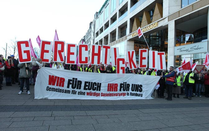 Kundgebung von Beschäftigten der Freien und Hansestadt Hamburg anlässlich des Warnstreiks, zu dem die Vereinte Dienstleistungsgewerkschaft ver.di sie wegen der laufenden Tarifrunde zum Tarifvertrag für den öffentlichen Dienst der Länder (TV-L) aufgerufen hatte, um ihren Forderungen (zum Beispiel sieben Prozent mehr Gehalt) Nachdruck zu verleihen. Die Kundgebung fand vor dem Einkaufszentrum Europa Passage am Ballindamm statt. Altstadt Hamburg *** Demonstration by employees of the Free and Hanseatic City of Hamburg on the occasion of the warning strike called by the United Services Union ver di due to the current collective bargaining round for the collective agreement for the public service of the federal states TV L to emphasize their dem