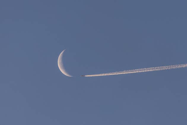 Sonnenaufgang über dem Rheinland Ein Verkehrsflugzeug zieht bei Sonnenaufgang mit Kondensstreifen an der schmalen Mondsichel vorbei am Morgenhimmel. Die Aufnahme entstand an einem kalten Wintermorgen vom Rodderberg südlich von Bonn. Bonn Mehlem Nordrhein-Westfalen Deutschland *** Sunrise over the Rhineland An airliner passes the narrow crescent moon in the morning sky at sunrise with contrails The photo was taken on a cold winter morning from the Rodderberg south of Bonn Bonn Mehlem North Rhine-Westphalia Germany Copyright: xBonn.digitalx xMarcxJohnx