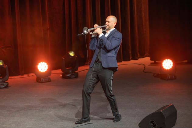 Kevin Pabst live bei Paul Potts & Friends in der Stadthalle Krone. Bautzen, 14.12.2025