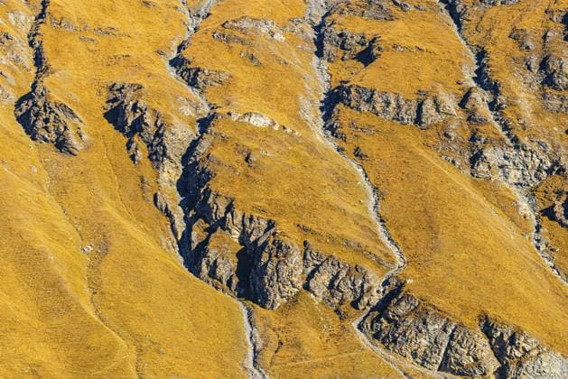 Creative Highlights World Steiler und Felsiger Berghang in herbstlichen Farben, nahe dem Stausee Lac de Moiry, Val d Anniviers, Walliser Alpen, Kanton Wallis, Schweiz Steep and rocky mountainside in autumn colors, near the Lac de Moiry reservoir, Val d Anniviers, Valais Alps, Canton of Valais, Switzerland Copyright: imageBROKER KarlheinzxIrlmeier iblkhi15882170.jpg