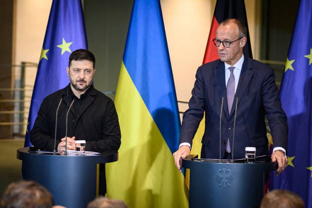 Berlin, Pressekonferenz von Friedrich Merz und Wolodymyr Selenskyj Bundeskanzler Friedrich Merz (CDU) und der Ukrainische Präsident Wolodymyr Selenskyj geben am 15.12.2025 eine gemeinsame Pressekonferenz im Bundeskanzleramt in Berlin. Berlin Bundeskanzleramt Berlin Deutschland *** Berlin, Press conference by Friedrich Merz and Volodymyr Selenskyj Federal Chancellor Friedrich Merz CDU and Ukrainian President Volodymyr Selenskyj hold a joint press conference at the Federal Chancellery in Berlin Berlin Federal Chancellery Berlin Germany on 15 12 2025