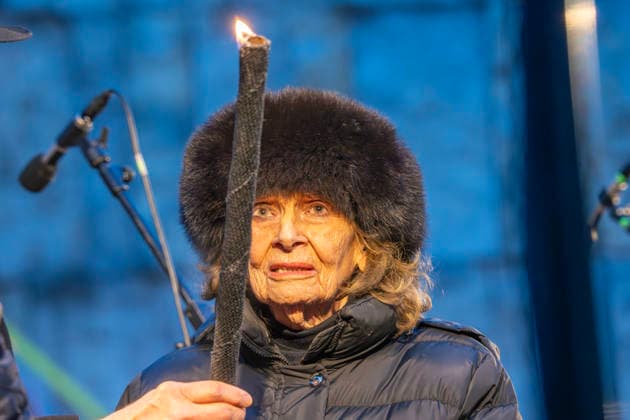 Charlotte Knobloch, 93, mit dem Chanukka-Licht, Entzünden der Chanukka-Lichter vor der Synagoge am Jakobsplatz, München, 15. Dezember 2025 Deutschland, München 15. Dezember 2025, Charlotte Knobloch, 93, Präsidentin der Israelitischen Kultusgemeinde München und Oberbayern, mit dem Chanukka-Licht, mit dieser Fackel werden danach die ersten Lichter am Chanukka-Leuchter vor der jüdischen Synagoge entzündet, Feierlichkeiten zum traditionellen Chanukka-Fest, jüdisches Lichterfest, Jakobslatz, Tradition, Bayern, *** Charlotte Knobloch, 93, with the Hanukkah light, lighting the Hanukkah lights in front of the synagogue on Jakobsplatz, Munich, December 15, 2025 Germany, Munich December 15, 2025, Charlotte Knobloch, 93, President of the Jewis