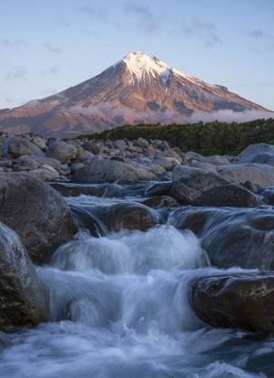 Creative Highlights World Mount Taranaki abends bei Sonnenuntergang, im Vordergrund Stony River (Hangatahua River) . Egmont National Park, Region Taranaki, Nordinsel, Neuseeland Mount Taranaki in the evening at sunset, in the foreground Stony River (Hangatahua River) . Egmont National Park, Taranaki Region, North Island, New Zealand Copyright: imageBROKER SusannexFritzsche ibxsuf15865453.jpg