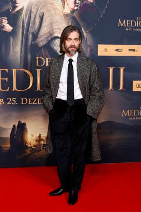 Schauspieler Tom Payne bei der Weltpremiere des Films Der Medicus II im Cinedom. Köln, 15.12.2025 NRW Deutschland *** Actor Tom Payne at the world premiere of the film The Medicus II in the Cinedom Cologne, 15 12 2025 NRW Germany Copyright: xChristophxHardtx