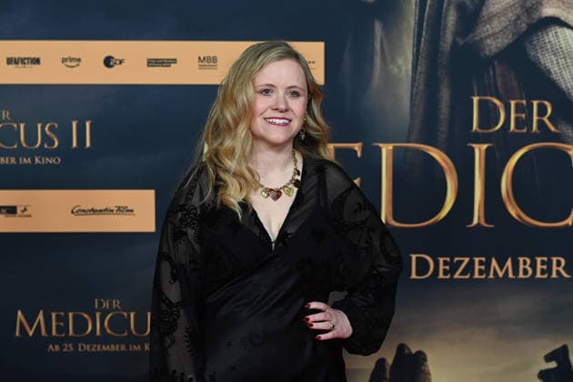 Evelyn CRAVEN, Schauspielerin, Portraet, Porträt, Portrait, Angeschnittenes Einzelbild, Einzelmotiv, Roter Teppich, Red Carpet Show, Ankunft, arrival, Filmpremiere DER MEDICUS 2 am 15.12.2025 im Cinedom-Kino in Koeln,