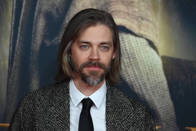 Tom PAYNE, Schauspieler, Portraet, Porträt, Portrait, Angeschnittenes Einzelbild, Einzelmotiv, Roter Teppich, Red Carpet Show, Ankunft, arrival, Filmpremiere DER MEDICUS 2 am 15.12.2025 im Cinedom-Kino in Koeln,
