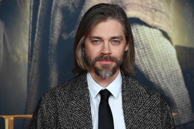 Tom PAYNE, Schauspieler, Portraet, Porträt, Portrait, Angeschnittenes Einzelbild, Einzelmotiv, Roter Teppich, Red Carpet Show, Ankunft, arrival, Filmpremiere DER MEDICUS 2 am 15.12.2025 im Cinedom-Kino in Koeln,