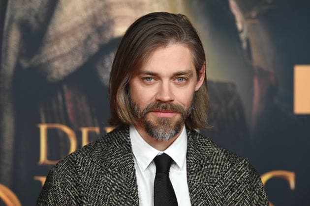 Tom PAYNE, Schauspieler, Portraet, Porträt, Portrait, Angeschnittenes Einzelbild, Einzelmotiv, Roter Teppich, Red Carpet Show, Ankunft, arrival, Filmpremiere DER MEDICUS 2 am 15.12.2025 im Cinedom-Kino in Koeln,