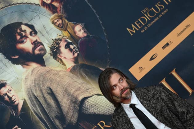 Tom PAYNE, Schauspieler, Portraet, Porträt, Portrait, Angeschnittenes Einzelbild, Einzelmotiv, Roter Teppich, Red Carpet Show, Ankunft, arrival, Filmpremiere DER MEDICUS 2 am 15.12.2025 im Cinedom-Kino in Koeln,