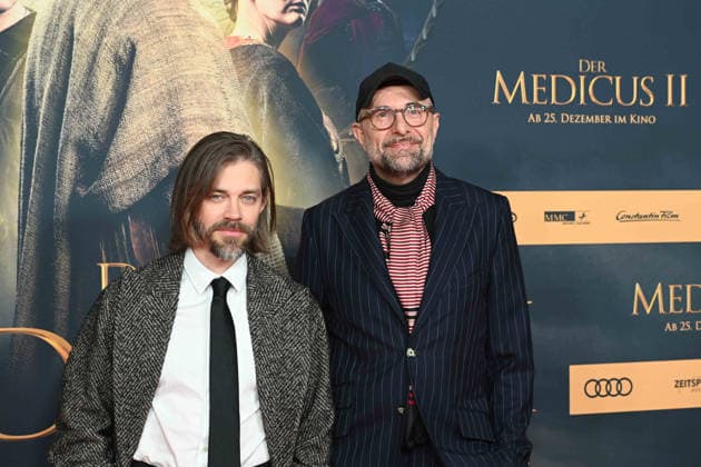 v.l. Tom PAYNE, Schauspieler, Philipp STOELZL, Stölzl, Regisseur, Portraet, Porträt, Portrait, Angeschnittenes Einzelbild, Einzelmotiv, Roter Teppich, Red Carpet Show, Ankunft, arrival, Filmpremiere DER MEDICUS 2 am 15.12.2025 im Cinedom-Kino in Koeln,