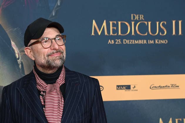 Philipp STOELZL, Stölzl, Regisseur, Portraet, Porträt, Portrait, Angeschnittenes Einzelbild, Einzelmotiv, Roter Teppich, Red Carpet Show, Ankunft, arrival, Filmpremiere DER MEDICUS 2 am 15.12.2025 im Cinedom-Kino in Koeln,