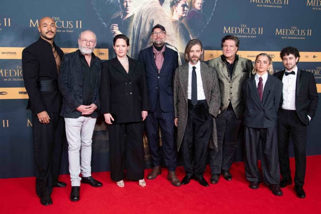 v.l. Malick BAUER, Schauspieler, Liam CUNNINGHAM, Schauspieler, Emily COX, Schauspielerin, Philipp STOELZL, Stölzl, Regisseur, Tom PAYNE, Schauspieler, Francis FULTON-SMITH, Schauspieler, Rosie BOORE, Schauspielerin, Jaouhar BEN AYED Schauspieler, Roter Teppich, Red Carpet Show, Ankunft, arrival, Filmpremiere DER MEDICUS 2 am 15.12.2025 im Cinedom-Kino in Koeln,