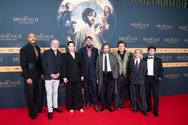 v.l. Malick BAUER, Schauspieler, Liam CUNNINGHAM, Schauspieler, Emily COX, Schauspielerin, Philipp STOELZL, Stölzl, Regisseur, Tom PAYNE, Schauspieler, Francis FULTON-SMITH, Schauspieler, Rosie BOORE, Schauspielerin, Jaouhar BEN AYED Schauspieler, Roter Teppich, Red Carpet Show, Ankunft, arrival, Filmpremiere DER MEDICUS 2 am 15.12.2025 im Cinedom-Kino in Koeln,