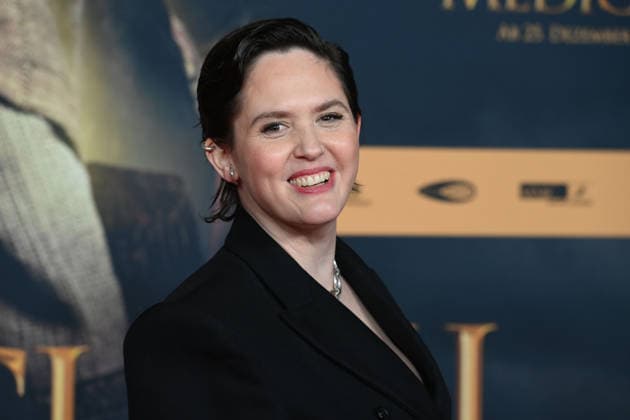Emily COX, Schauspielerin, Portraet, Porträt, Portrait, Angeschnittenes Einzelbild, Einzelmotiv, Roter Teppich, Red Carpet Show, Ankunft, arrival, Filmpremiere DER MEDICUS 2 am 15.12.2025 im Cinedom-Kino in Koeln,