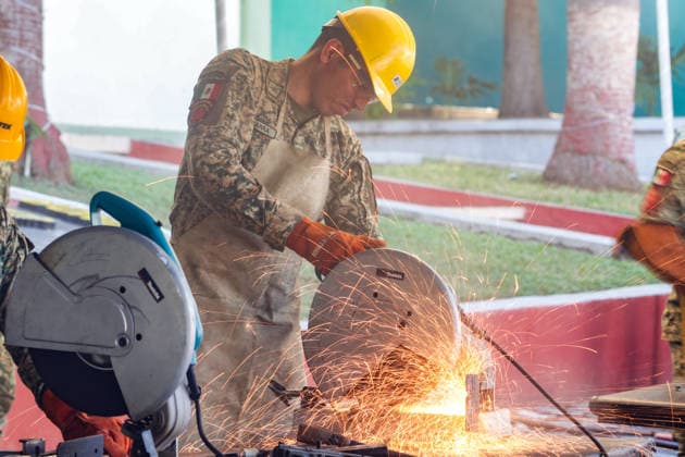 Mexico destroys hundreds of seized weapons in Arms Destruction Ceremony CULIACAN, SINALOA - DECEMBER 15: The Mexican Army destroy 922 firearms and 190.000 rounds of ammunition seized from organized crime in recent months in Culiacan, Sinaloa, Mexico on December 15, 2025. During the destruction ceremony, saws were used to render the weapons inoperable. The seized firearms and ammunition correspond to recent confiscations carried out in the context of the conflict between criminal factions of the Cartel de Sinaloa, which has left nearly 3,000 people dead and 3,000 missing in the state of Sinaloa. The event was held at the Ninth Military Zone in Culiacan, with the presence of local authorities. Jesus Verdugo Anadolu Culiacan Mexico. Editoria  Copyright: x2025xAnadoluxJesusxVerdugox