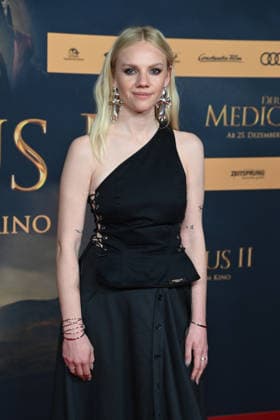 Aine Rose DALY, Schauspielerin, Portraet, Porträt, Portrait, Angeschnittenes Einzelbild, Einzelmotiv, Roter Teppich, Red Carpet Show, Ankunft, arrival, Filmpremiere DER MEDICUS 2 am 15.12.2025 im Cinedom-Kino in Koeln,
