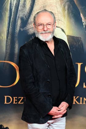 Liam CUNNINGHAM, Schauspieler, Portraet, Porträt, Portrait, Angeschnittenes Einzelbild, Einzelmotiv, Roter Teppich, Red Carpet Show, Ankunft, arrival, Filmpremiere DER MEDICUS 2 am 15.12.2025 im Cinedom-Kino in Koeln,