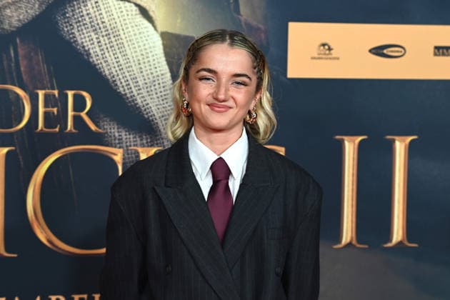 Rosie BOORE, Schauspielerin, Portraet, Porträt, Portrait, Angeschnittenes Einzelbild, Einzelmotiv, Roter Teppich, Red Carpet Show, Ankunft, arrival, Filmpremiere DER MEDICUS 2 am 15.12.2025 im Cinedom-Kino in Koeln,