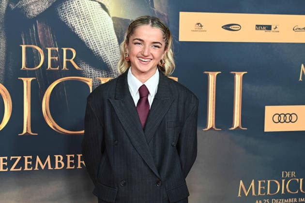 Rosie BOORE, Schauspielerin, Portraet, Porträt, Portrait, Angeschnittenes Einzelbild, Einzelmotiv, Roter Teppich, Red Carpet Show, Ankunft, arrival, Filmpremiere DER MEDICUS 2 am 15.12.2025 im Cinedom-Kino in Koeln,