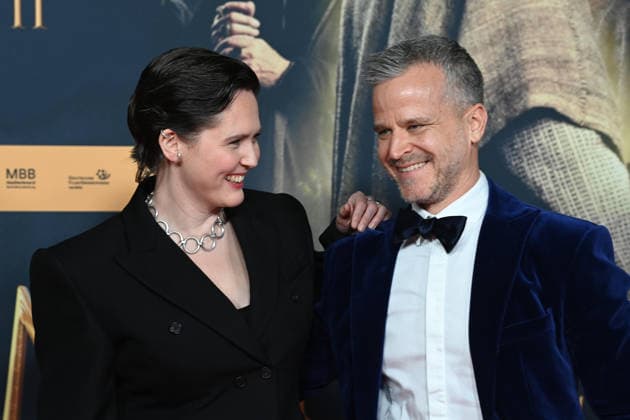 v.l. Emily COX, Schauspielerin, Mate HAUMANN, Schauspieler, Roter Teppich, Red Carpet Show, Ankunft, arrival, Filmpremiere DER MEDICUS 2 am 15.12.2025 im Cinedom-Kino in Koeln,