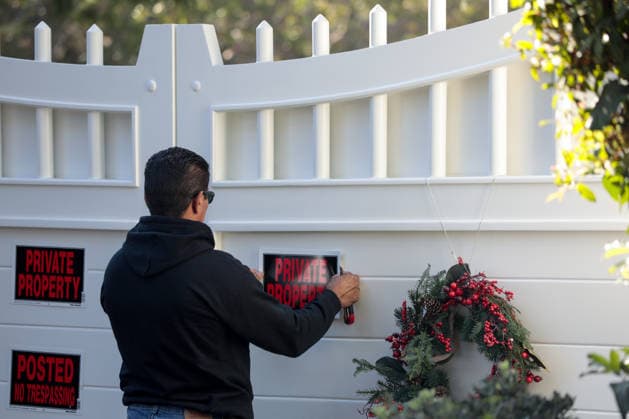 Hollywood filmmaker Rob Reiner, wife Michele found dead at Los Angeles home LOS ANGELES, CALIFORNIA - DECEMBER 15: Private property and posted no trespassing signs are taped to the exterior of a home where Hollywood director Rob Reiner and his wife were found dead, in Los Angeles, California on December 15, 2025. Grace Hie Yoon Anadolu California United States. Editorial use only. Please get in touch for any other usage.  Copyright: x2025xAnadoluxGracexHiexYoonx